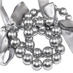 silvery pearl necklace with bows