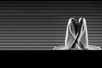 Obrazy na Plexi  czarno-biały akt artystyczny, ze skrzyżowanymi nogami, nakręcony na pasek