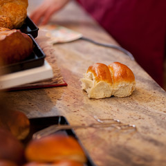 zwei weckbrötchen liegen auf der theke