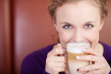 blonde frau mit latte macchiato