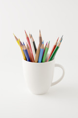 コップに入った複数の色鉛筆