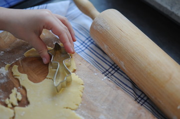 Kind bäckt Weihnachtsplätzchen