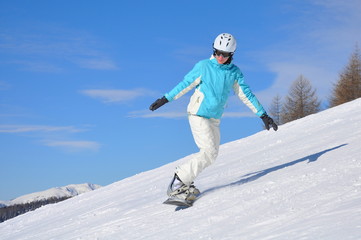 Fototapeta na wymiar Young woman on snowboard