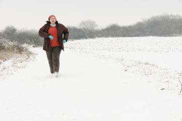 XXL-Model macht Jogging im Schnee