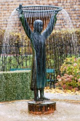 Mozarts Mutter Brunnenfigur von Prof. Toni Schneider-Manzell