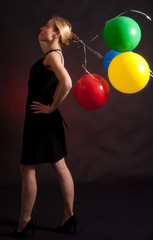 Blonde mit Luftballons