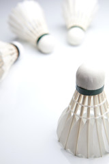 Fototapeta na wymiar Badminton lotki na białym tle. (Kolor stonowanych obraz)