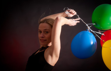 Blonde mit Luftballons