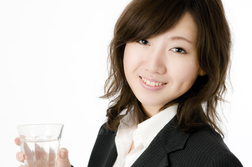水を飲む女性社員