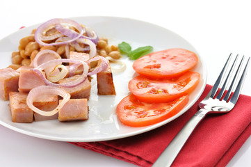 ham with beans and tomatoes