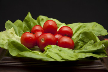 Cocktail Tomaten auf Salatblätter