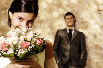 Primo piano di sposa con bouquet