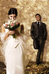 Sposa si nasconde dietro bouquet