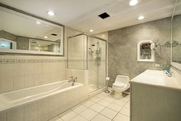 Fototapeta na wymiar Master bath z prysznicem szkła
