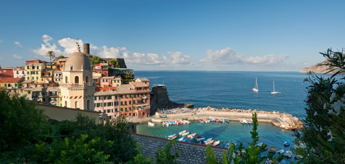 Naklejka premium Small town Vernazza (Cinque Terre, Italy)
