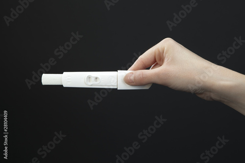 quot tenant un test de grossesse positif sur fond noir quot tenant un test de grossesse positif sur fond noir