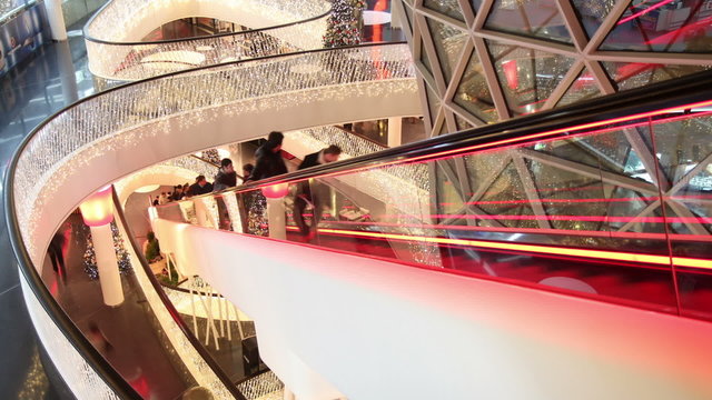 Rolltreppe im Einkaufszentrum - Zeitraffer