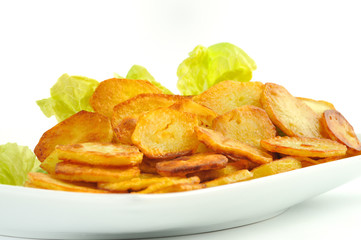 Frische Bratkartoffeln mit salat - freisteller