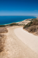Fototapeta na wymiar Widok w dół polnej drodze w Malibu w Kalifornii