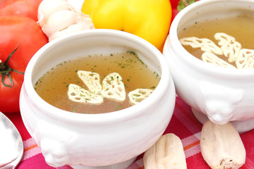 Gemüsebrühe mit lotusblüten