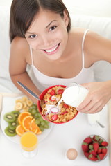 Obraz na płótnie Canvas Woman eating breakfast in bed