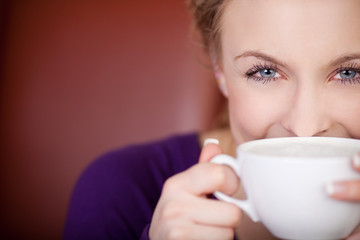 schöne frau mit tasse