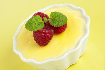 Vanille Pudding mit Himbeeren Nahaufnahme