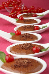 cuillères de mousse au chocolat