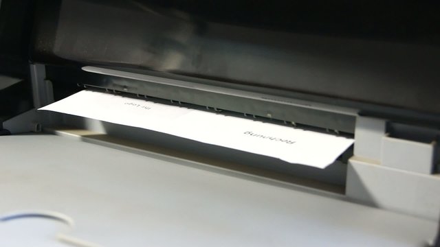 Im B&uuml;ro Rechnung ausdrucken