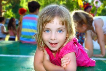 Naklejka premium Happy little girl lying on table tennis park