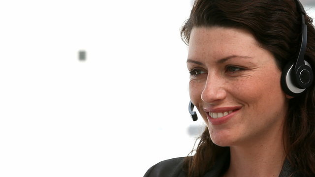 Presentation of a woman working in a call centre
