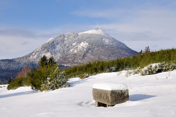 Volcanic hill-de-dome