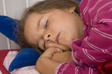fünfjähriges Mädchen schläft (mr)