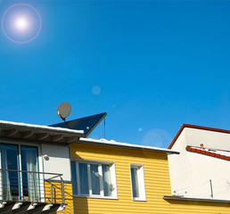 Panneaux solaires et antenne au soleil