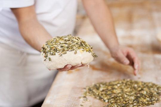 b&auml;cker backt k&uuml;rbiskernbrot