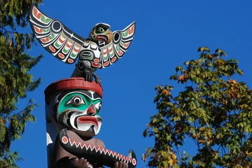 Poster Totem gevormd in Stanley park, BC Canada © Happy Hues