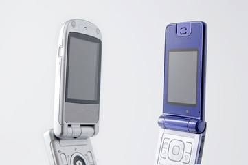 向かい合わせの携帯電話