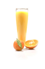 A glass of fresh orange juce with a ripe mandarin