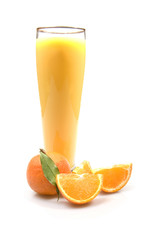 A glass of fresh orange juce with a ripe mandarin