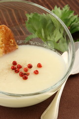 Velouté pommes-panais et tuiles au comté