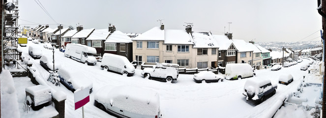 Fototapeta na wymiar Typowy angielski street pokryte śniegiem w zimie