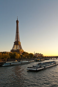 Tour Eiffel au coucher de soleil