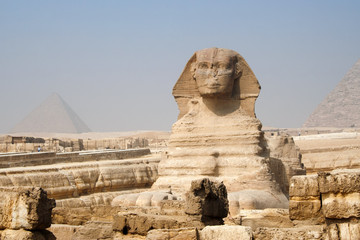 Fototapeta na wymiar Sfinks i piramidy w Gizie