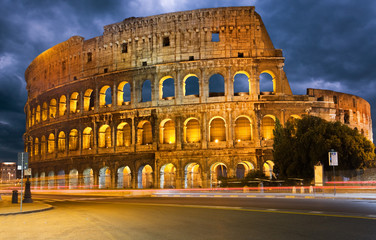 Fototapeta na wymiar Koloseum i światła w nocy w Rzymie, Włochy