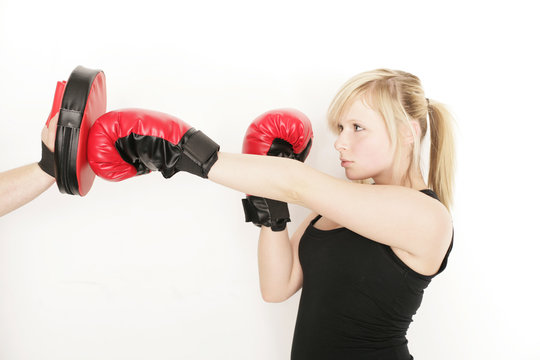 Boxerin schl&auml;gt