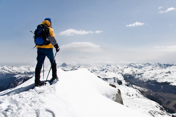 montañero en la montaña nevada - 28158435