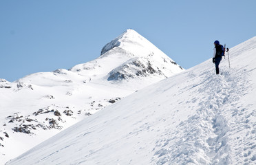 Fototapeta na wymiar Góral na zaśnieżonej góry