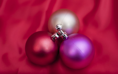 bolas de árbol de navidad sobre fondo rojo