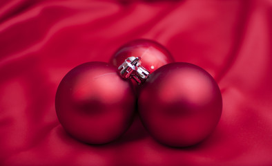 bolas rojas de árbol de navidad