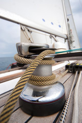 Winch with rope on sailing boat - 28160015